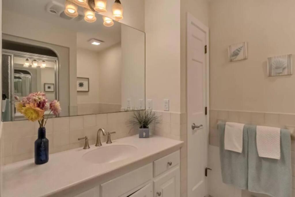 Cape Cod house - Housity