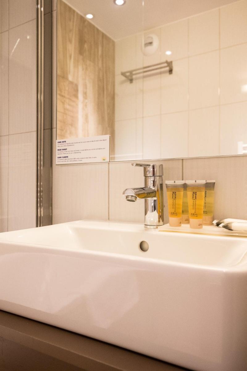 Salle de bains dans l'établissement SOWELL HOTELS Le Parc & Spa