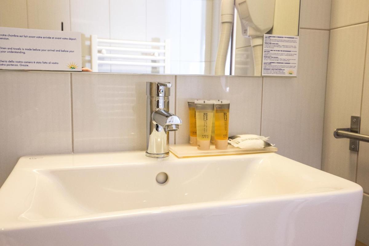 Salle de bains dans l'établissement SOWELL HOTELS Le Parc & Spa