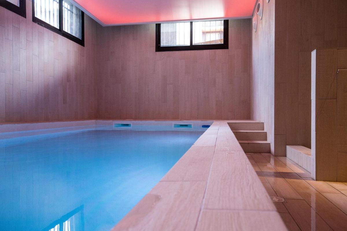 Piscine de l'établissement SOWELL HOTELS Le Parc & Spa ou située à proximité