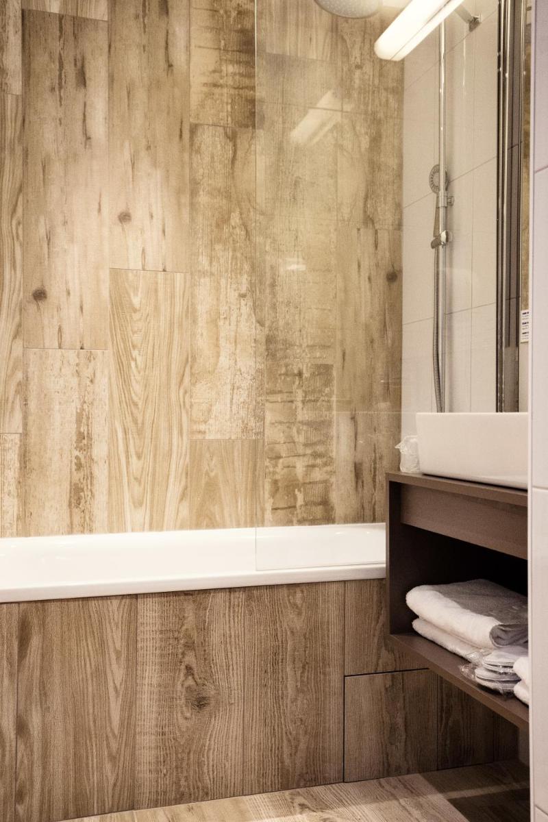 Salle de bains dans l'établissement SOWELL HOTELS Le Parc & Spa