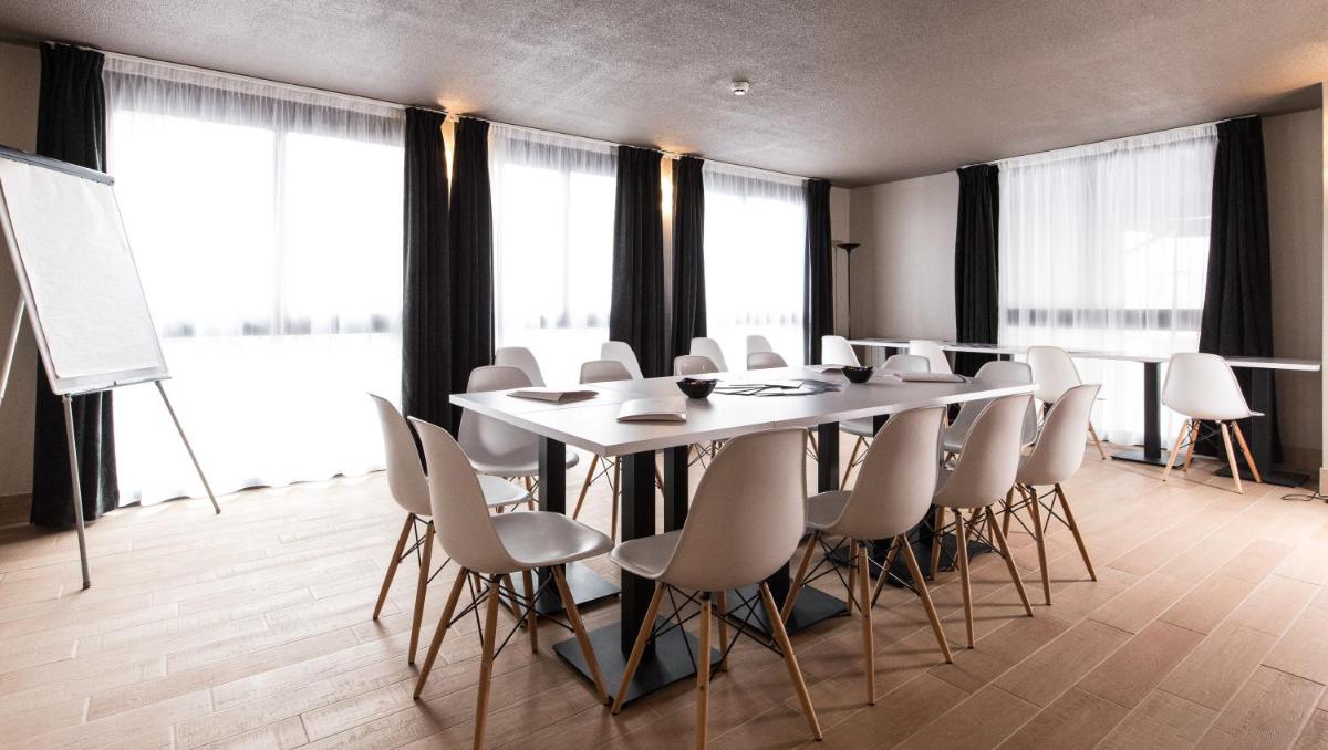 Espace de conférence ou salle de réunion dans l'établissement SOWELL HOTELS Le Parc & Spa