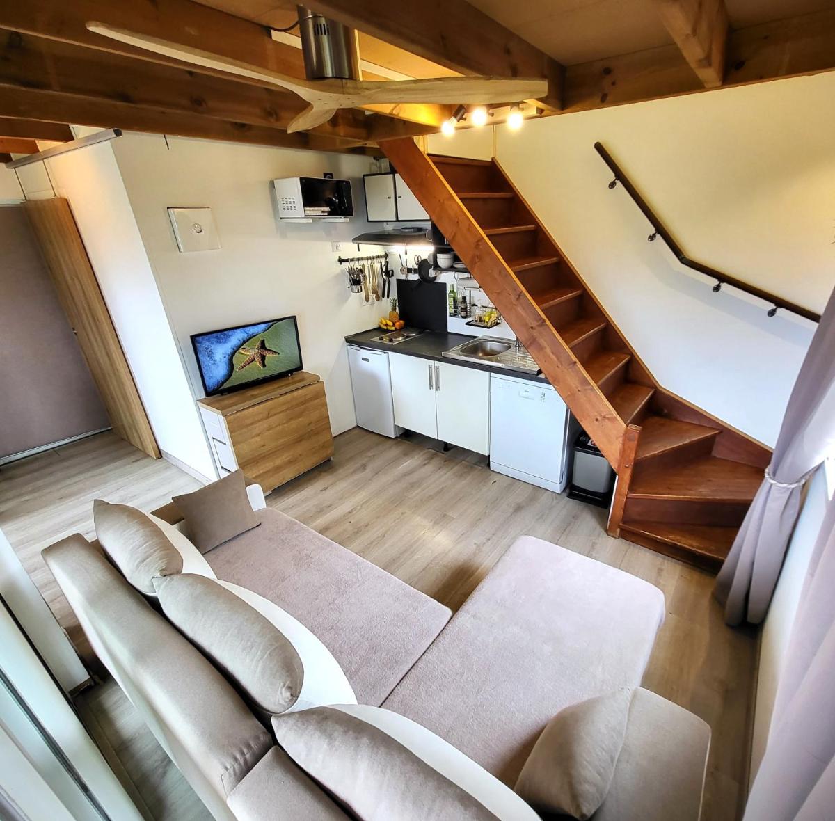 Tiny House Chaleureuse au Style Contemporain Minimaliste - Housity