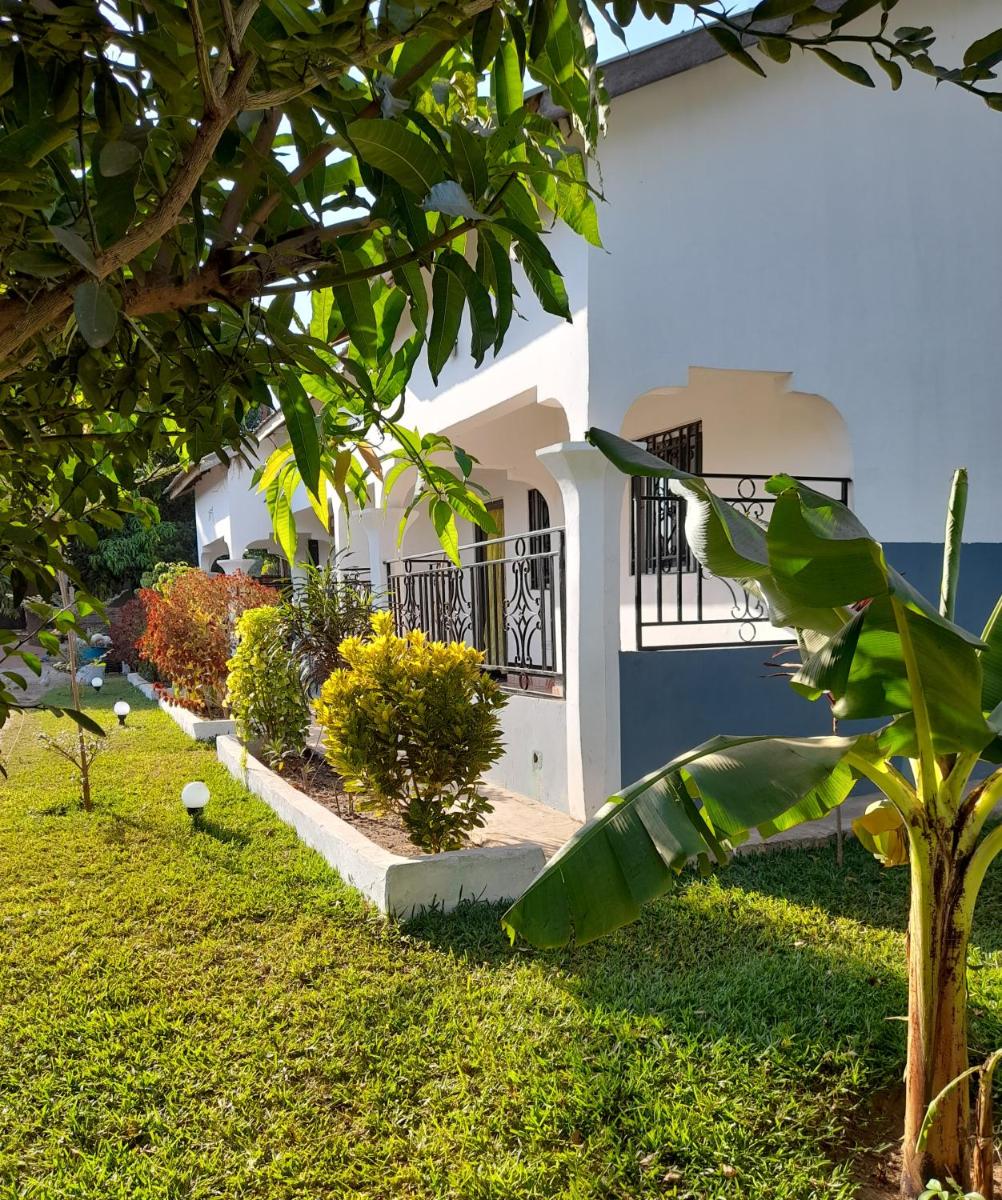 flowerhouse Sukuta Gambia - Housity