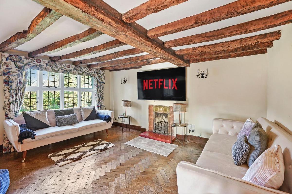 6 Bed Countryside Mansion With Tennis Court & Swimming Pool with Parking - Housity