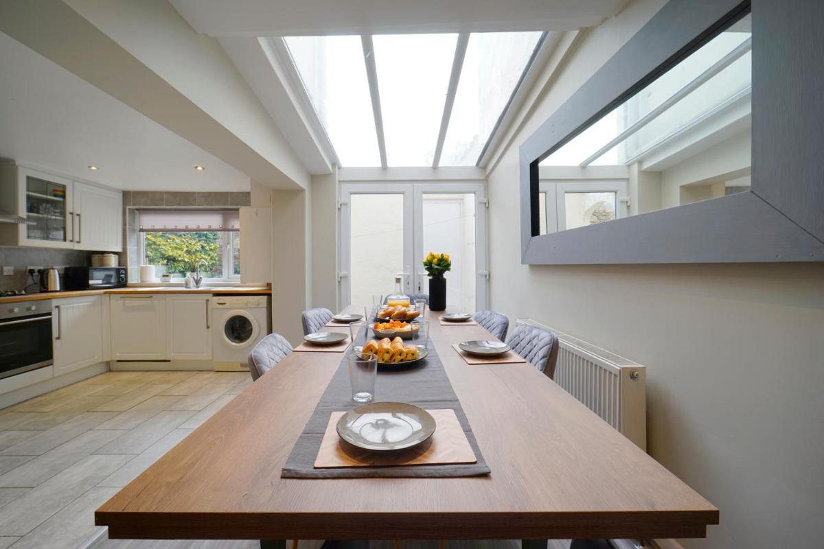 Perfectly located 4 bed town house in central Wetherby sleeps 8 - Housity