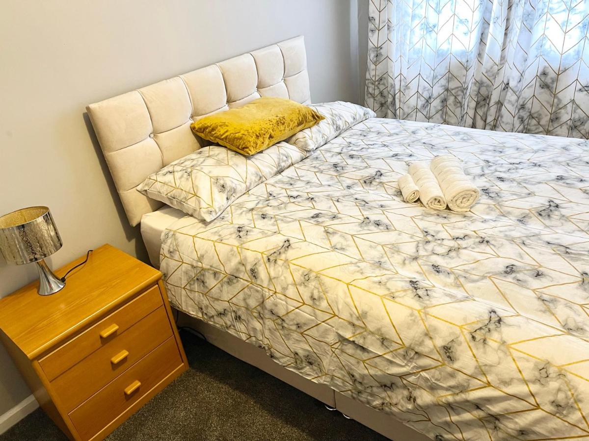 Beautiful Holiday Home Near Newport City Centre, Laurel Road - Sleeps up to 8 - Housity