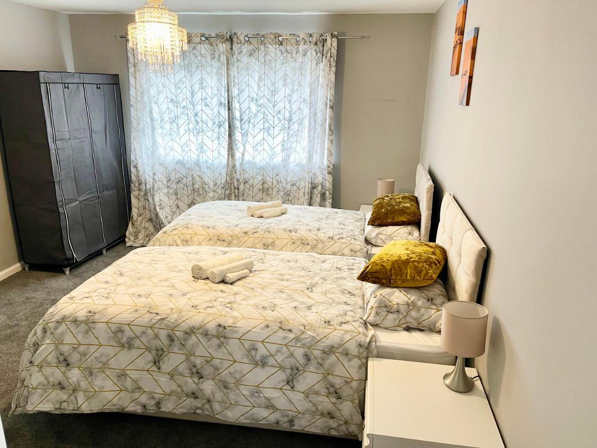 Suitetrails - Beautiful Holiday Home Near Newport City Centre, Laurel Road - Sleeps up to 8