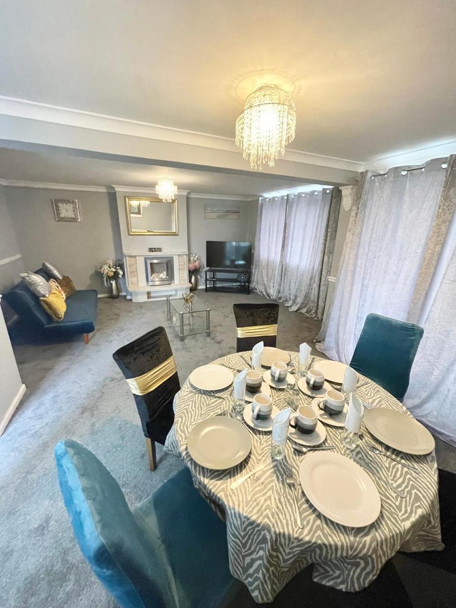 Beautiful Holiday Home Near Newport City Centre, Laurel Road - Sleeps up to 8 - Housity