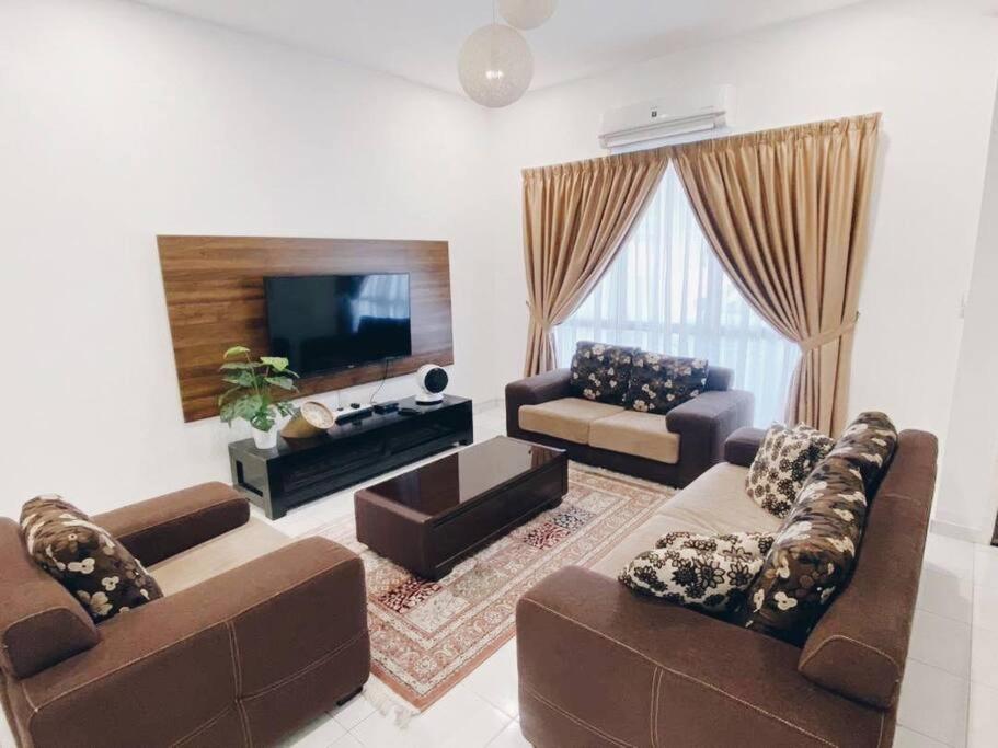 Elena’s PoolView Homestay - Housity