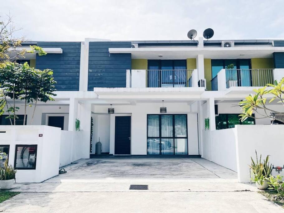 Elena’s PoolView Homestay - Housity