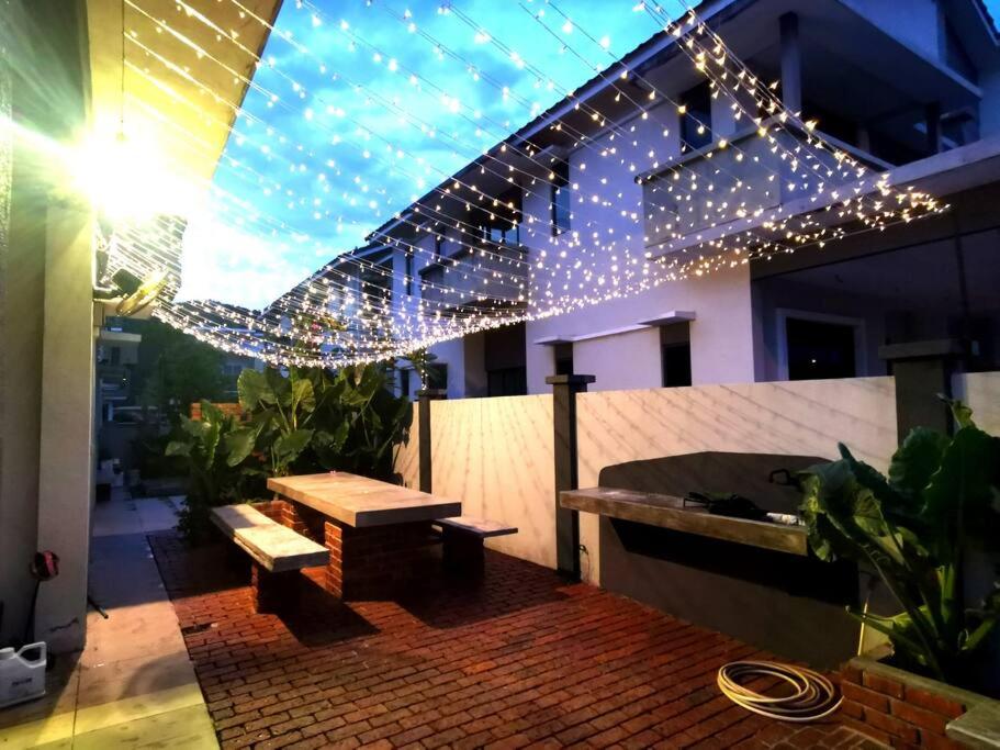Suitetrails - Projector Villa with Slash pool ,BBQ and suitable for gathering 21 pax