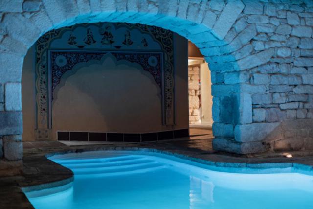 Piscine de l'établissement Manoir des Indes, The Originals Relais ou située à proximité