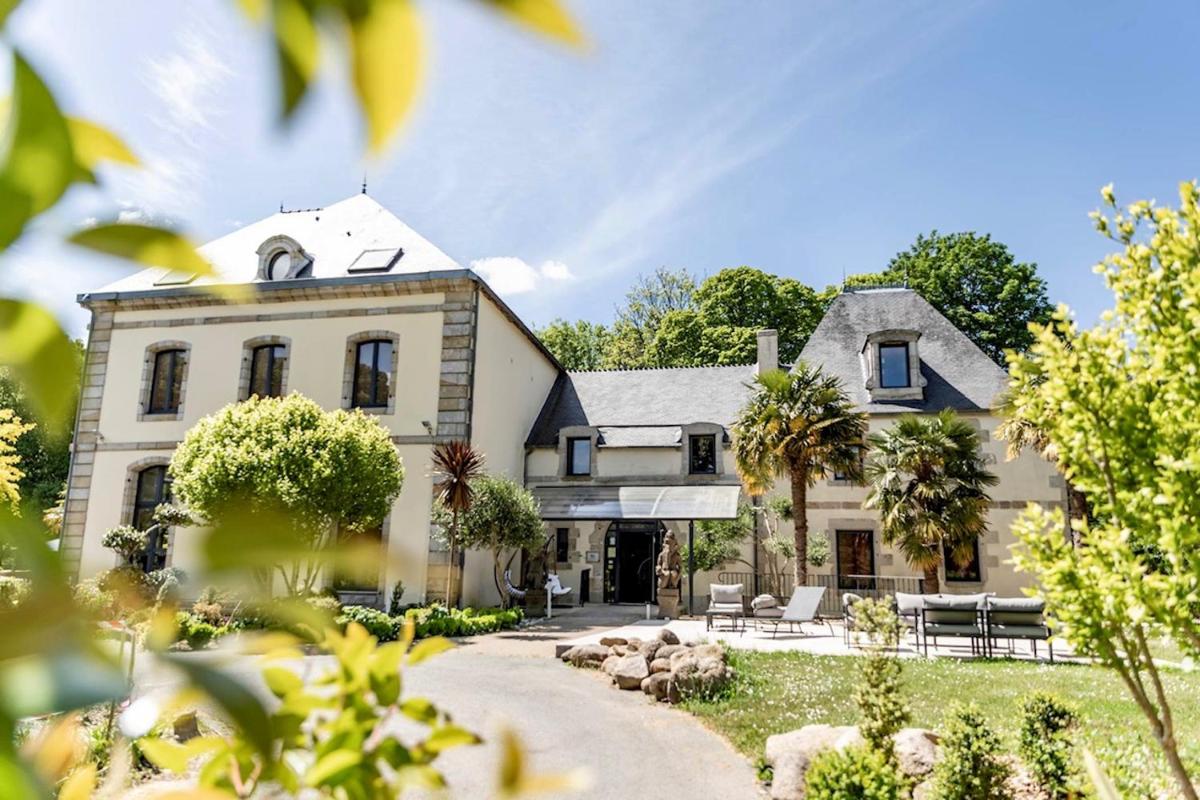 Vue extérieure d'une grande maison avec jardin dans l'établissement Manoir des Indes, The Originals Relais, à Quimper