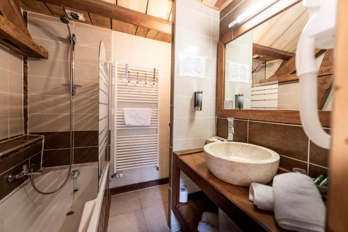 Salle de bains dans l'établissement Manoir des Indes, The Originals Relais
