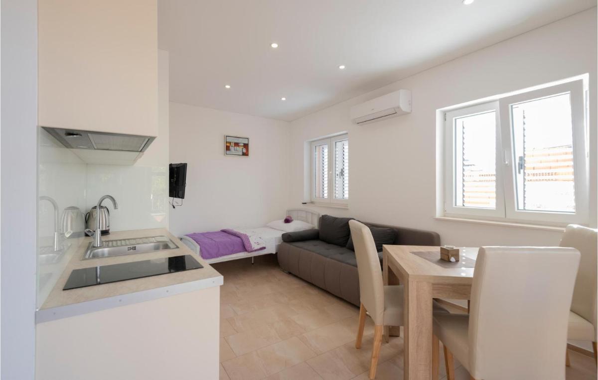 Lovely Apartment In Gradac With Kitchen - Housity