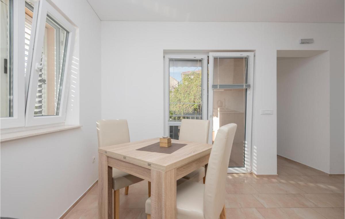 Lovely Apartment In Gradac With Kitchen - Housity