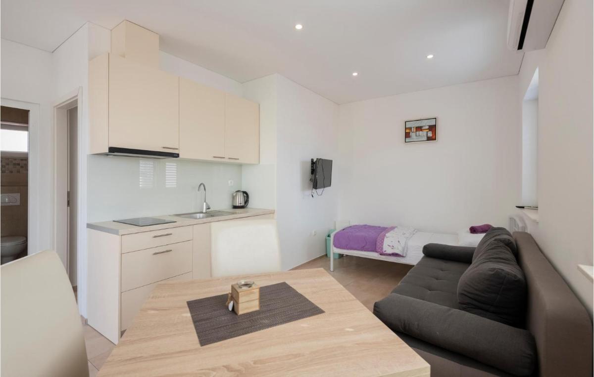 Lovely Apartment In Gradac With Kitchen - Housity