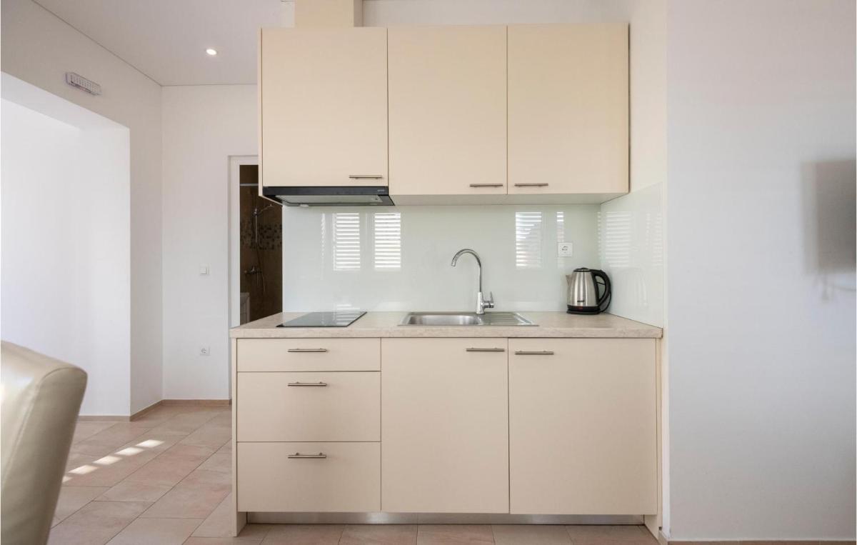 Lovely Apartment In Gradac With Kitchen - Housity