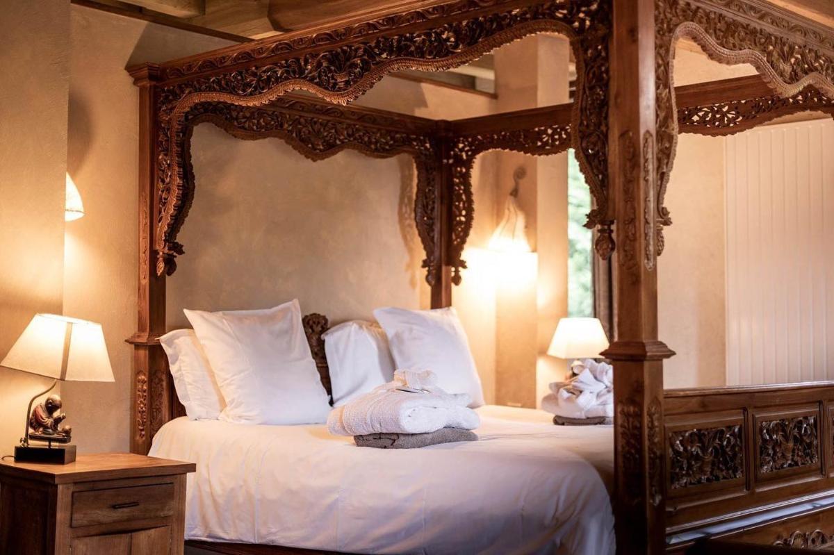 Un ou plusieurs lits dans un hébergement de l'établissement Manoir des Indes, The Originals Relais