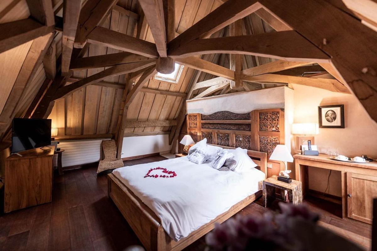 Un ou plusieurs lits dans un hébergement de l'établissement Manoir des Indes, The Originals Relais