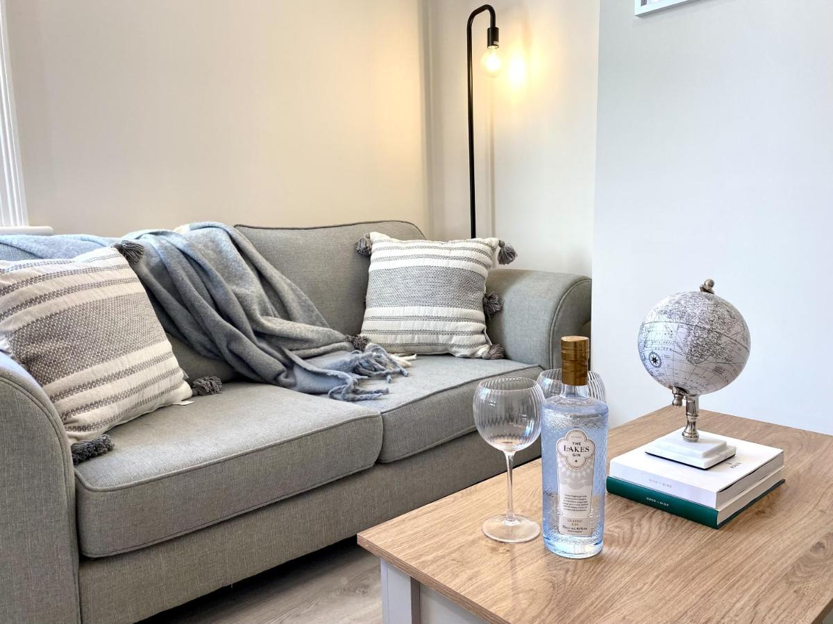 Stunning Beach Themed 2 Bed Apartment - Housity