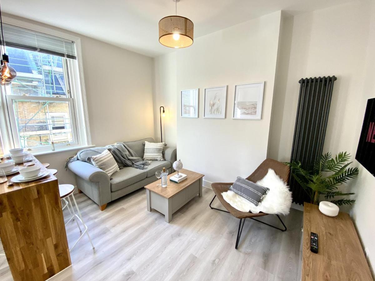 Stunning Beach Themed 2 Bed Apartment - Housity