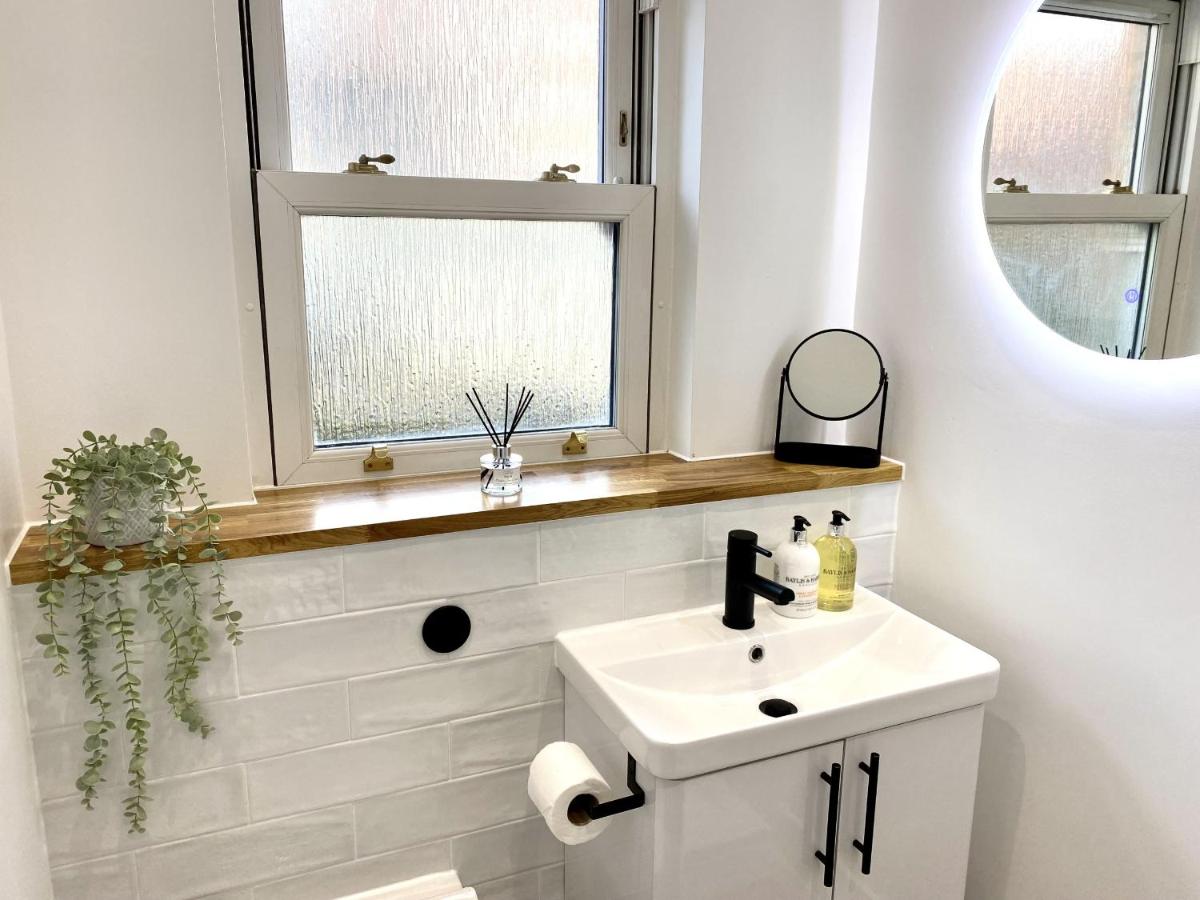 Stunning Beach Themed 2 Bed Apartment - Housity