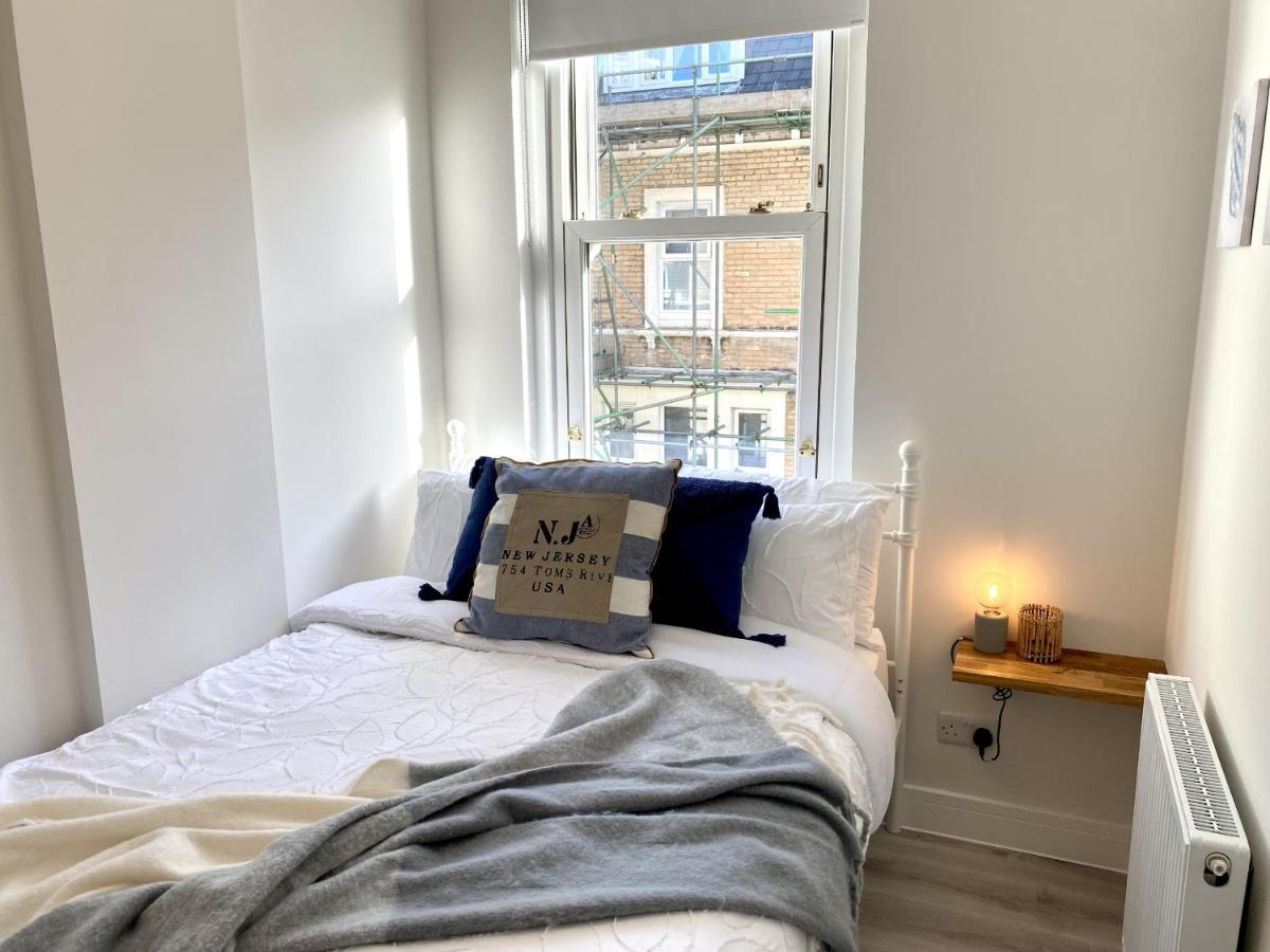 Stunning Beach Themed 2 Bed Apartment - Housity