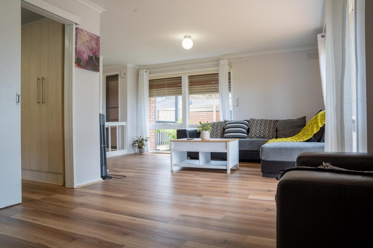 Cosy 4 Bedroom Holiday Home - Melbourne Airport - Housity