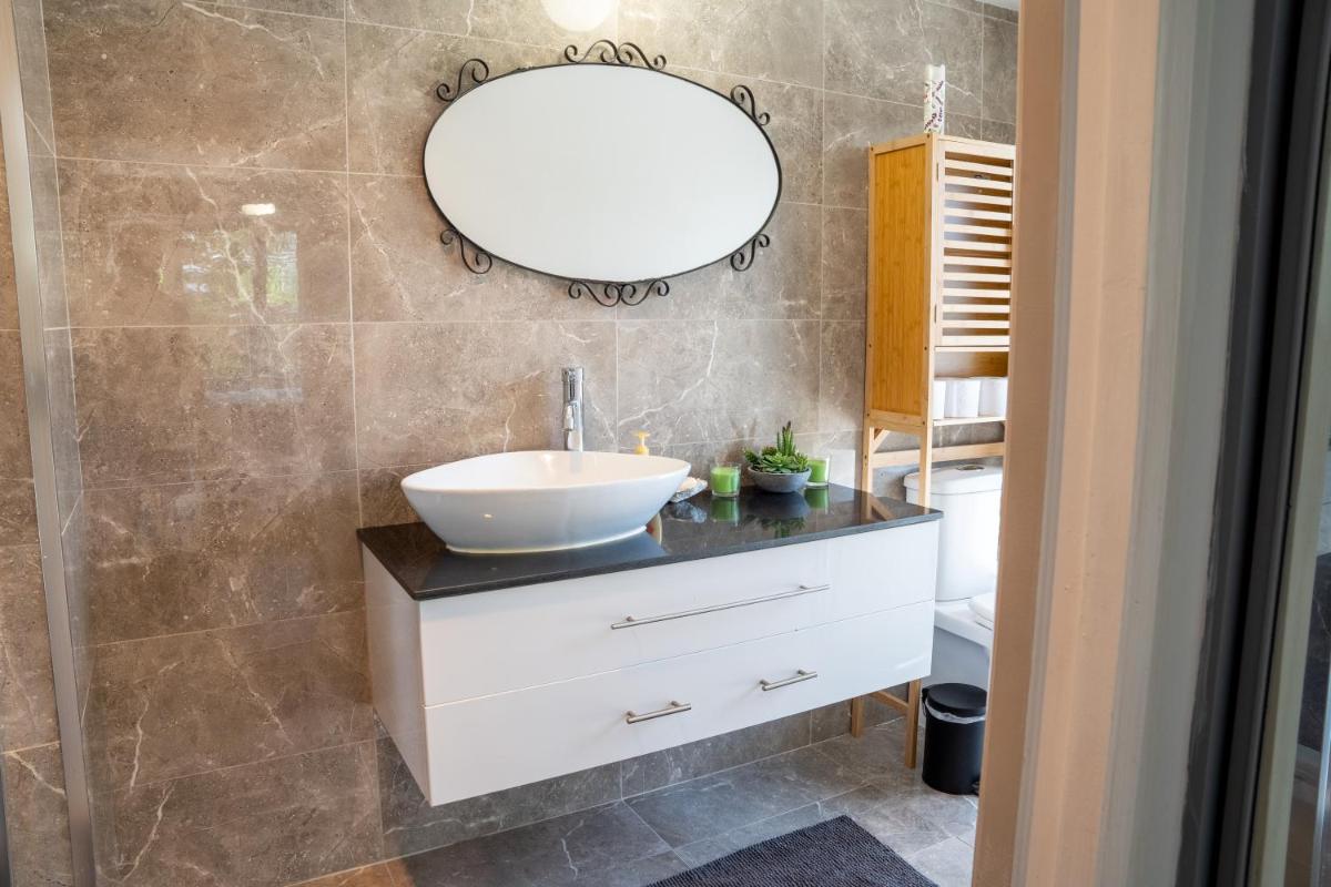 Cosy 4 Bedroom Holiday Home - Melbourne Airport - Housity