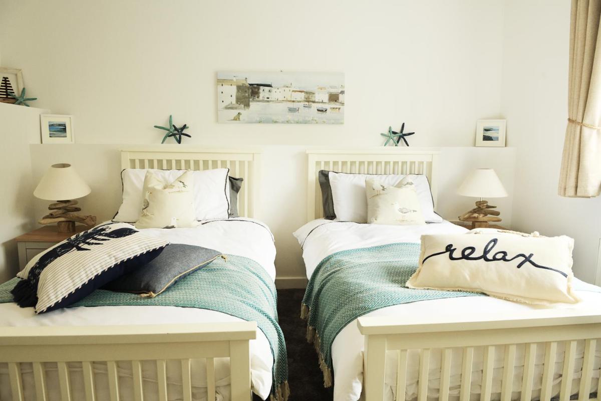 Beautiful Beach Front Cottage - Housity