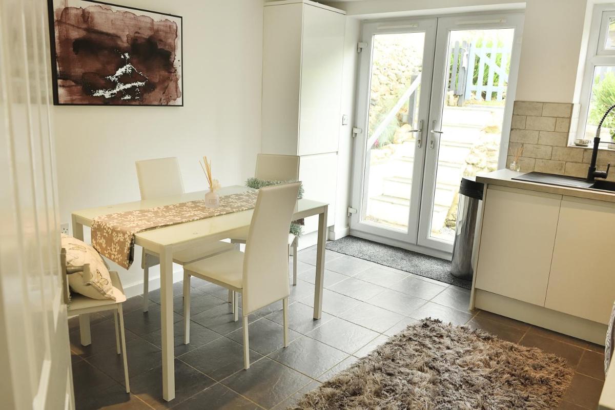 Beautiful Beach Front Cottage - Housity