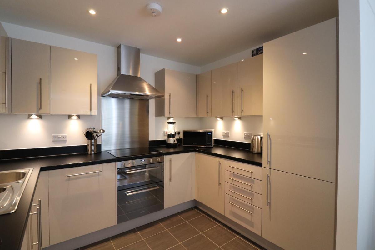 Riverside 2 Bedroom Serviced Accommodation - Housity