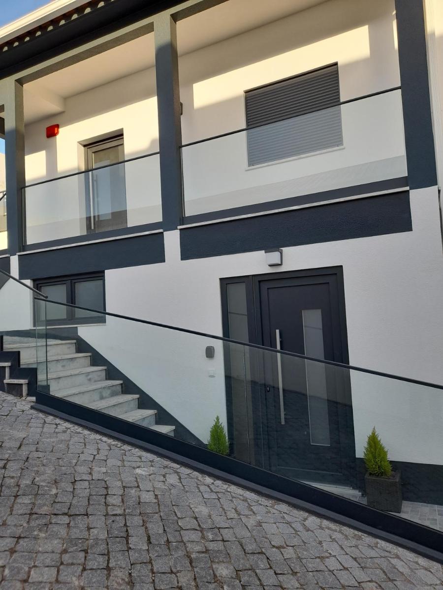 Hall 92 Quartos com WC em moradia com piscina A-das-Lebres Loures - Housity