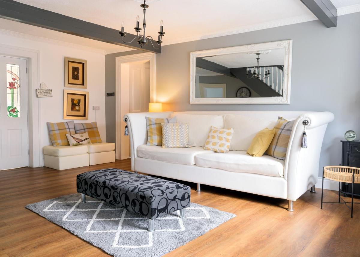 Willow House Bed & Breakfast and Orchard Studios Self Catering - Housity