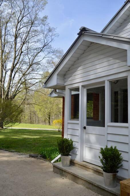 Cedar-Side House - 2 Bedroom Bungalow Minutes From Downtown Galt - Housity