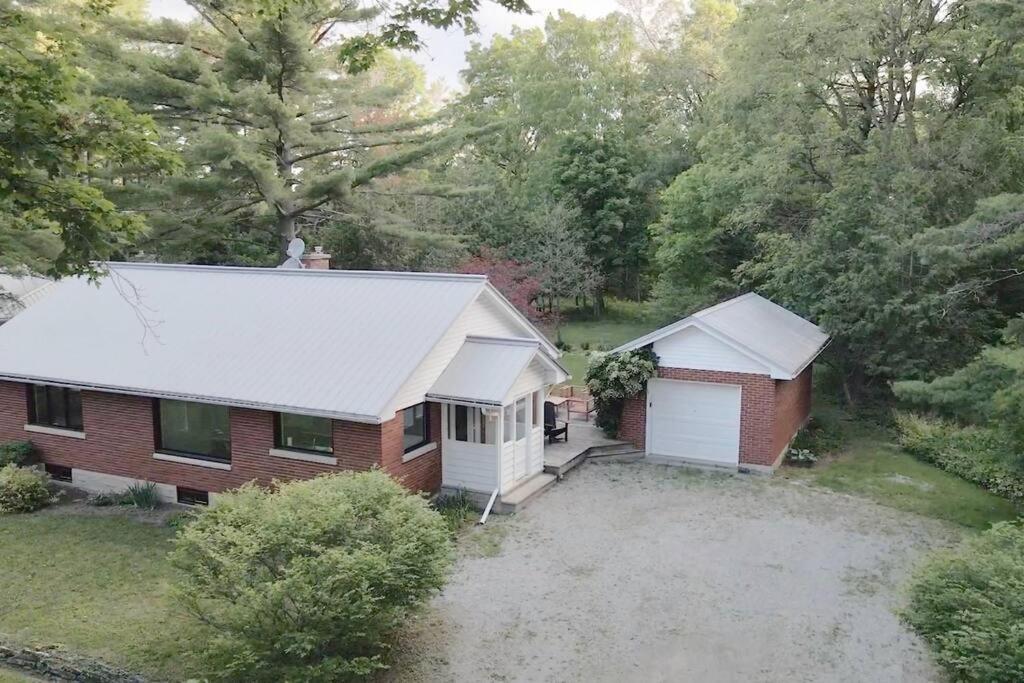 Cedar-Side House - 2 Bedroom Bungalow Minutes From Downtown Galt - Housity