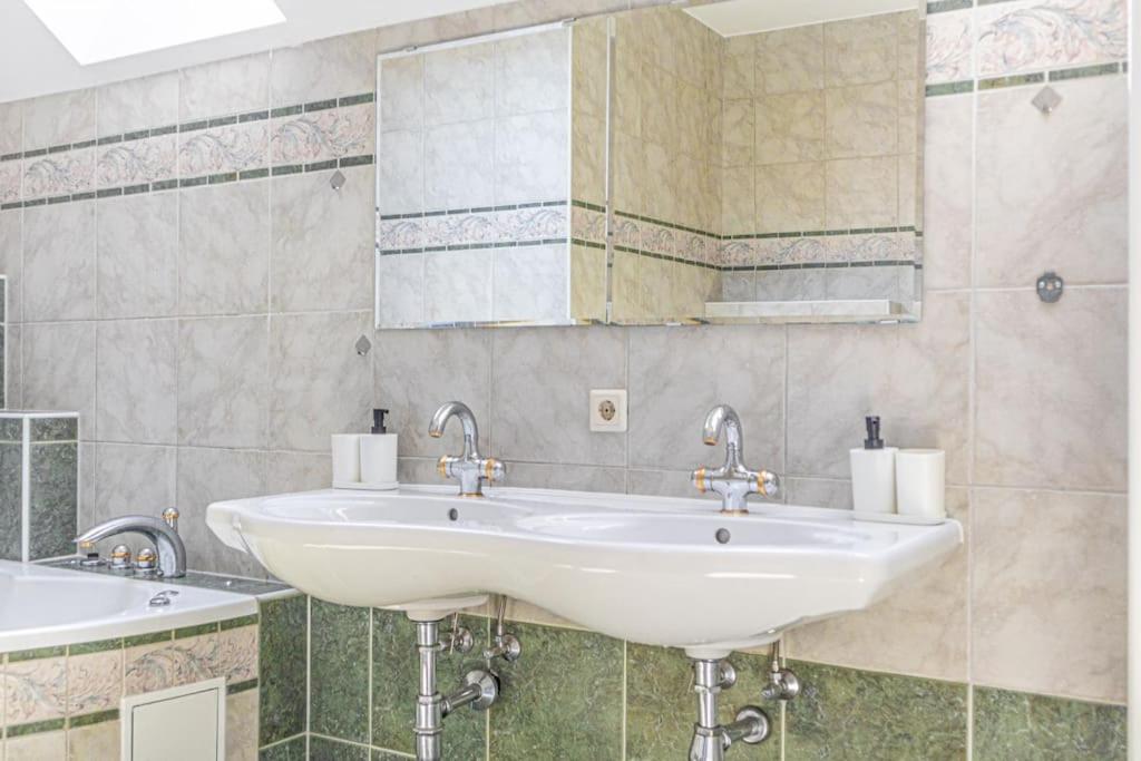 Feb 2024 Luxury room with private terrace in amazing house - Housity