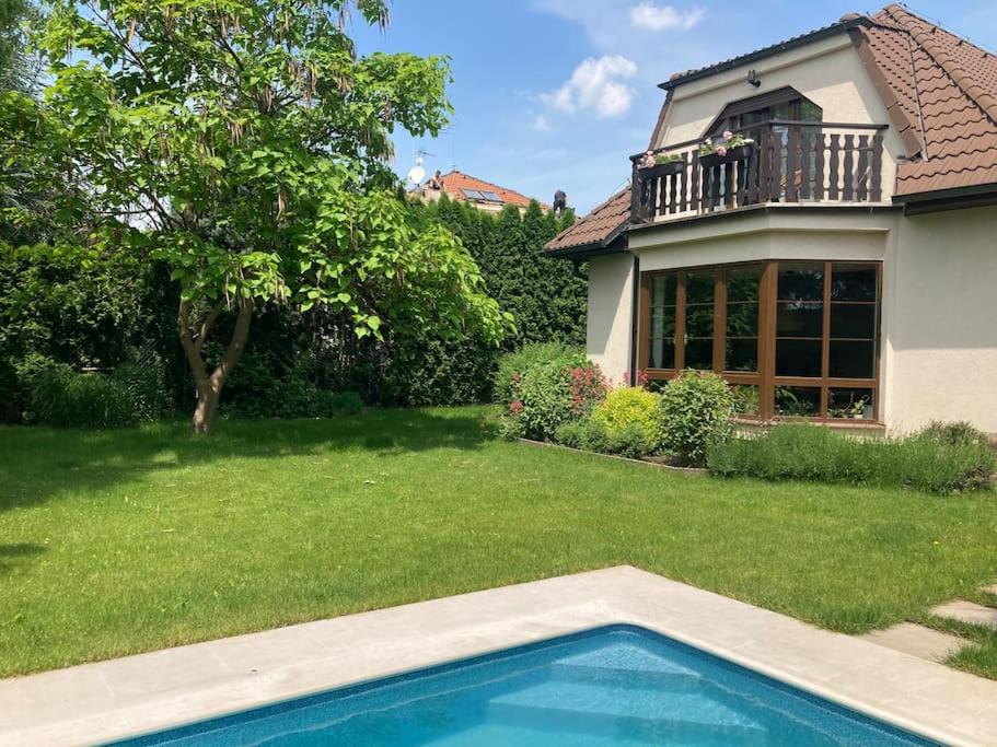 Spacious villa with an outdoor pool in Černošice - Housity