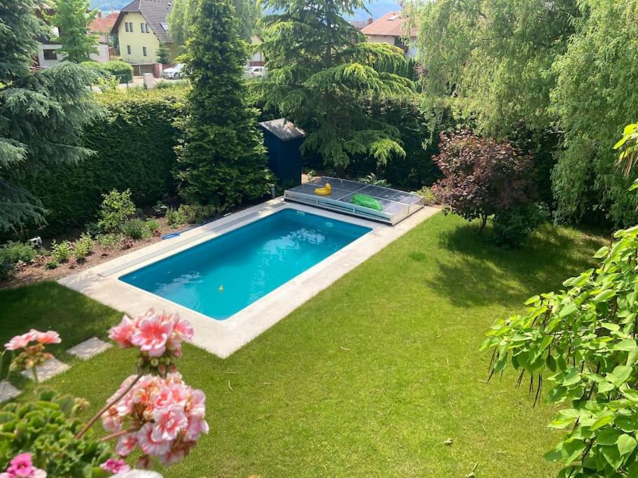 Spacious villa with an outdoor pool in Černošice - Housity