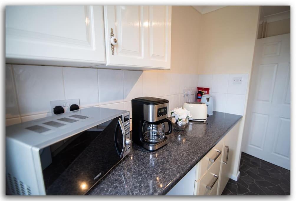 BridgeCity Spacious Bartok House in the Heart of Basingstoke - Housity