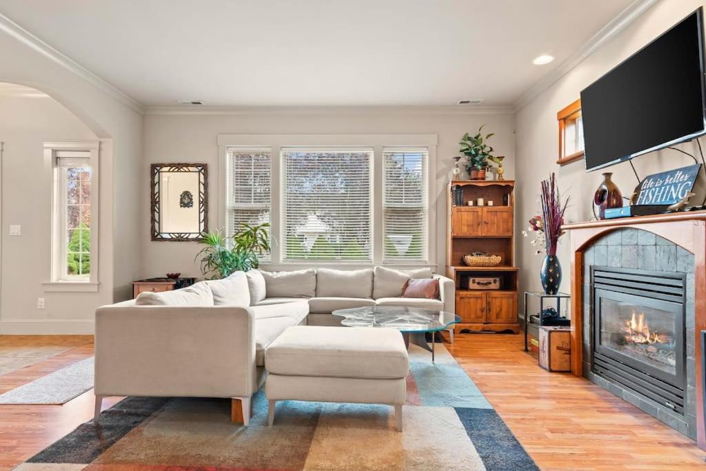 House Walkable Downtown Enumclaw-Pets Ok! - Housity