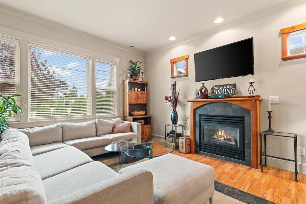 House Walkable Downtown Enumclaw-Pets Ok! - Housity