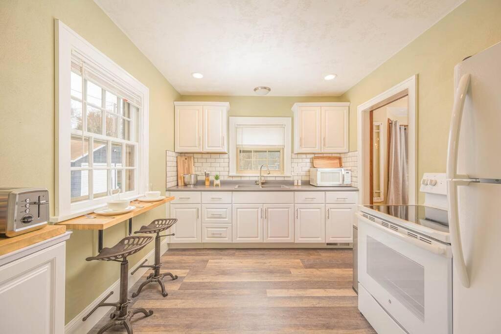 Downtown Glam at Lawrence - Housity