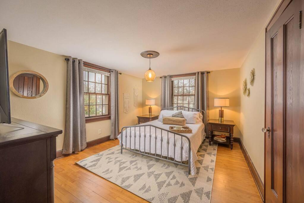 Downtown Glam at Lawrence - Housity