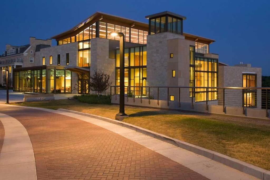 Downtown Glam at Lawrence - Housity
