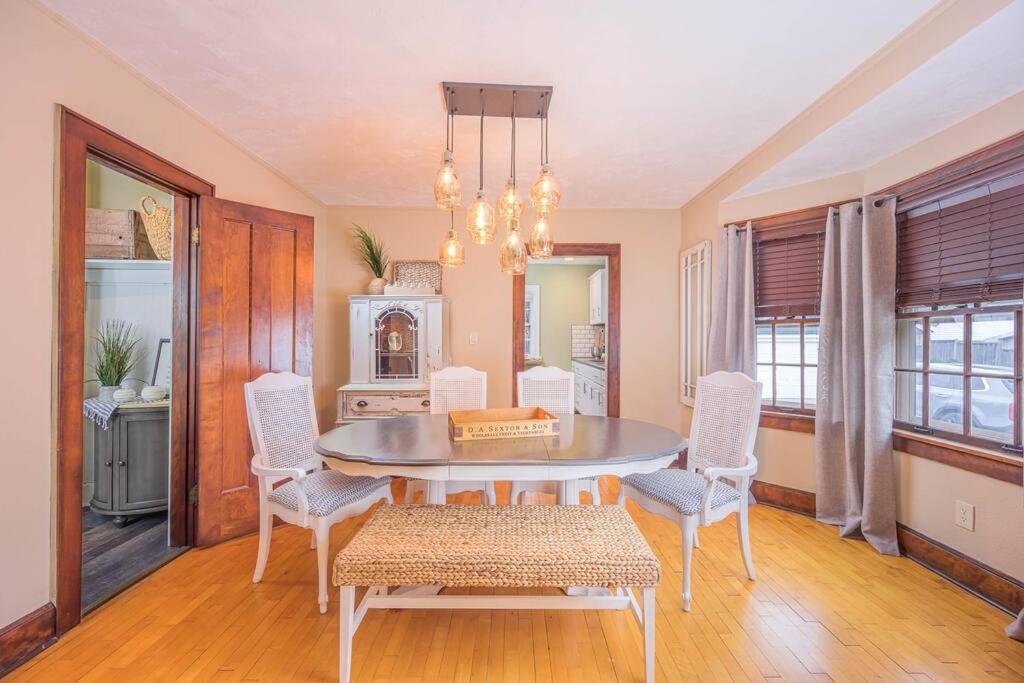Downtown Glam at Lawrence - Housity