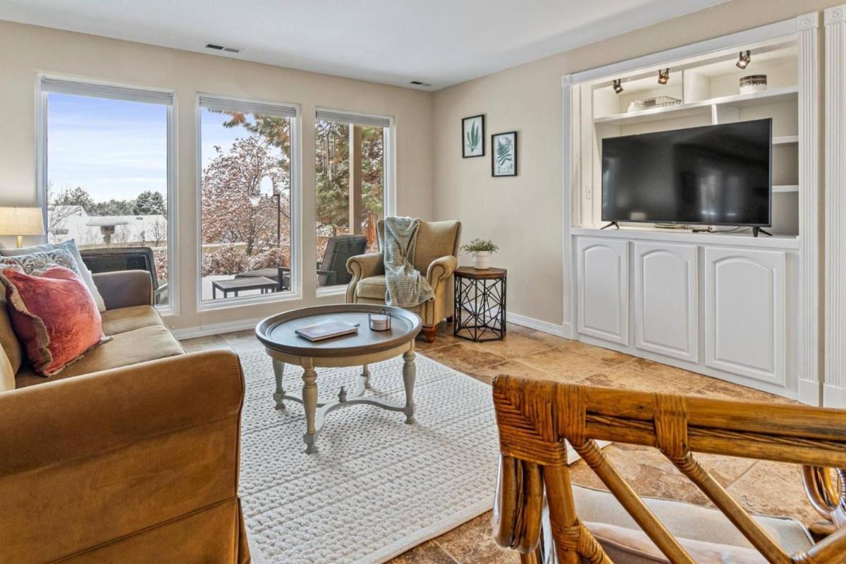 Ode to the Foothills - Housity