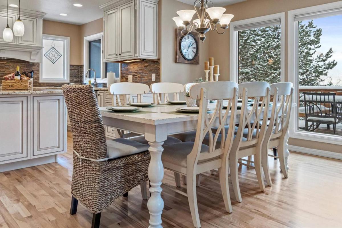Ode to the Foothills - Housity